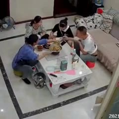 The danger of pouring alcohol into the dining table can cause burns