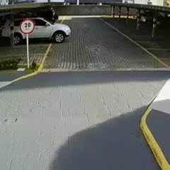 Motorista em carro automático provoca acidente em estacionamento