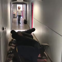 Un étudiant se foire en voulant sauter au dessus de ses potes !