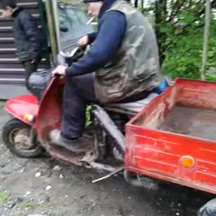 18.04.2013 , ЛЁНЯ ПОКАЗЫВАЕТ , КАК НЕ НАДО ЕЗДИТЬ НА МУРАШЕ....