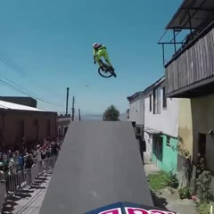 Follow the Leader Urban Downhill MTB Edition | Red Bull Valparaíso