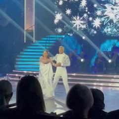 Miljöaktivist stormar Charlotte Kallas dansnummer mitt under finalen