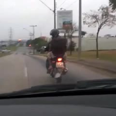 Suspeitos de roubo fogem da polícia e batem em carro na CIC