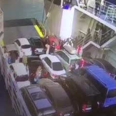 В Керчи с парома в море упала машина