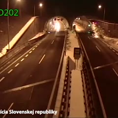 AUTO VYLETELO DO VZDUCHU PRI TUNELI BÔRIK
