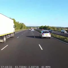 Coach crash avoided on the M40 dash cam