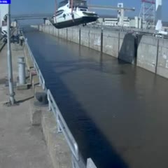 Yacht falls off from crane