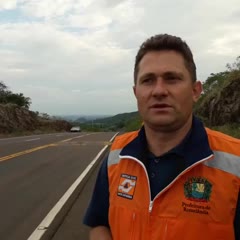 Repórter flagra carro passando sobre lombada em alta velocidade durante entrevista