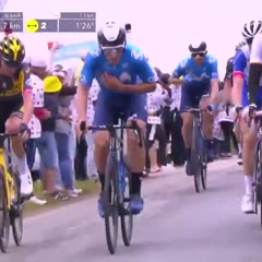 Oh l'énorme chute dans le peloton !