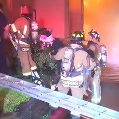 FiRefiGHteRs fEEd CHildREn tO a FiRE
