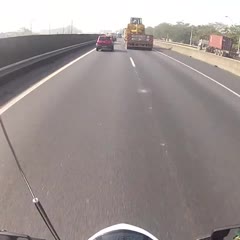 WHITE HORNET branca KLE621 SPLITTING LANES FULL OF TRUCKS