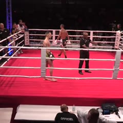 Complètement KO, il quitte le ring pensant avoir gagné le combat !