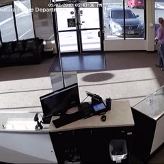 Suspected robber in Colorado drops gun, loses pants in attempted robbery
