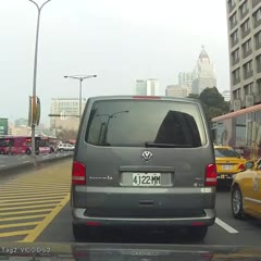 機車垂直凌空迴轉360度, 騎士被拉起時, 鼻孔流出鮮血