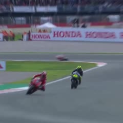 Johann Zarco violemment fauché par la moto d'Iker Lecuona !