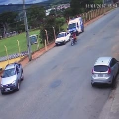 Rapaz bate com moto e sofre queda impressionante em SP