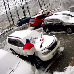 Плита упала на машину с крыши Владивосток
