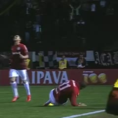 Após comemoração do gol, maurides, do Inter, rompe ligamentos do joelho