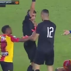 Un gardien de foot tacle un joueur au cou