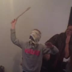 Zusje mag piñata meppen