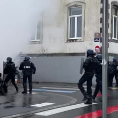 Des policiers se prennent les pieds dans une corde
