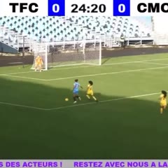 Une gardienne mal placée pendant un match de foot