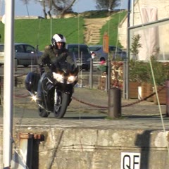 Lolo tombe dans le Port de Saint Martin en Ré en Yamaha FJR 1300