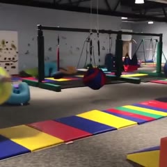 Deux filles se rentrent dedans avec un ballon de gym