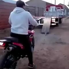 Motor op de vrachtwagen rijden