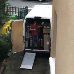 Oublier le frein à main pendant un déménagement