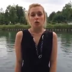 "A l'eau ou un resto" par une blonde