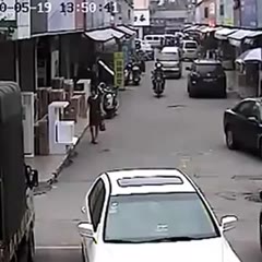 Mob Owns Purse Snatcher