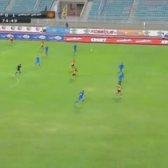 Soccer goalie Kungfu kicks his opponent right on the neck