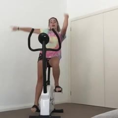 What are you doing at home, do you want to exercise at home with me ? Great !