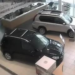 An Irate Client Destroys Showroom in Moscow